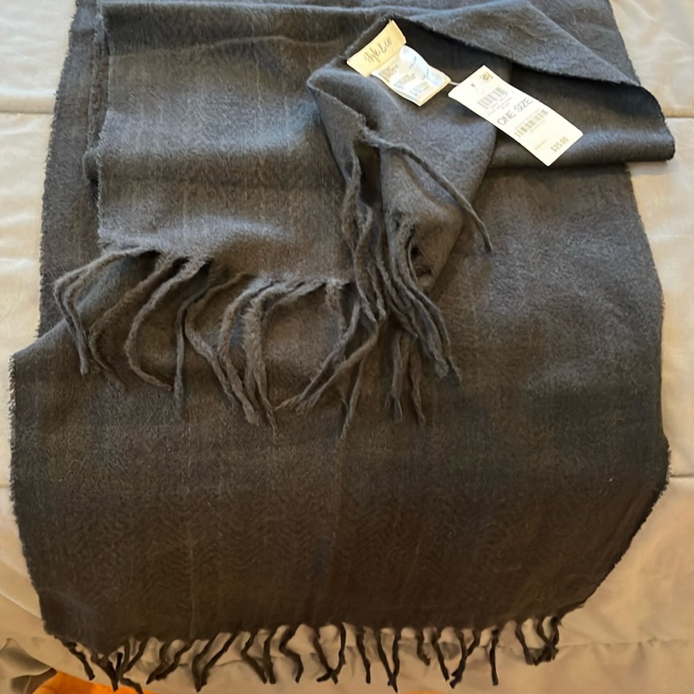 “2 for $12” 🔥🔥🔥Scarf Black Macy’s brand